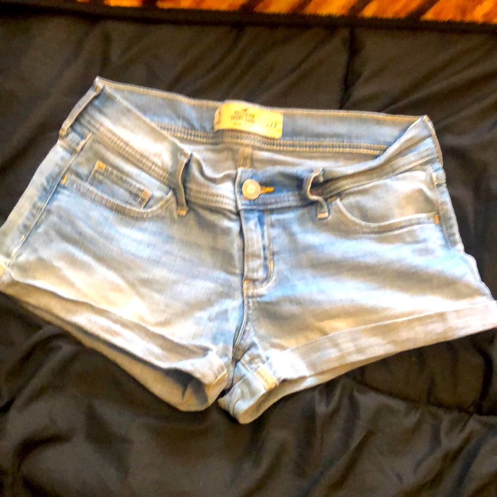 Hollister 27W low rise 4inseam size 5 short-short (Light Wash)